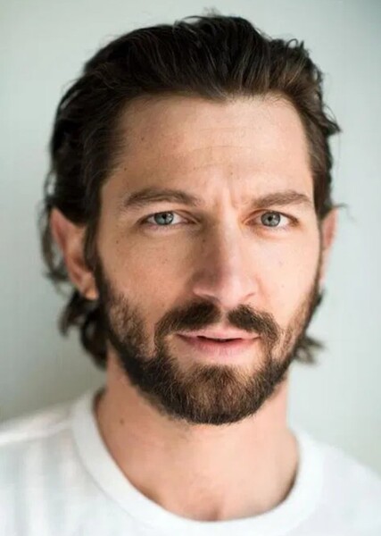 Michiel Huisman photo