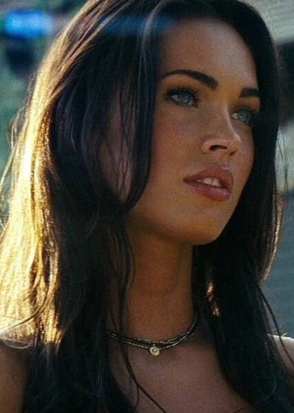 Mikaela Banes photo
