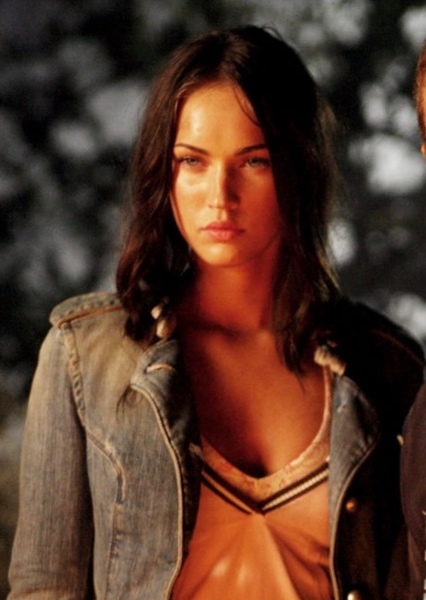 Mikaela Banes photo