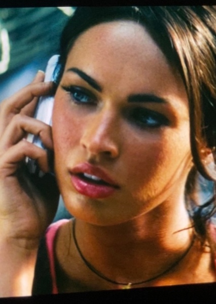 Mikaela Banes photo