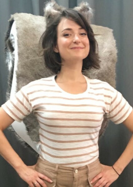 Milana Vayntrub photo