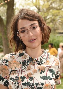 Milana Vayntrub