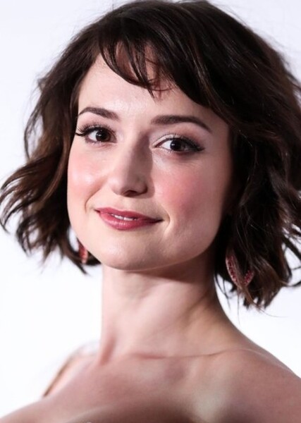 Milana Vayntrub photo