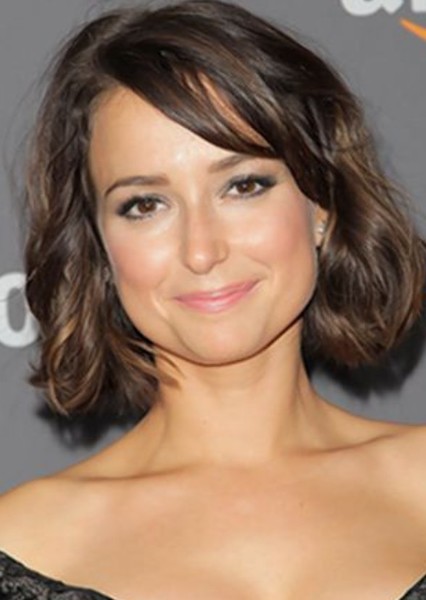 Milana Vayntrub photo
