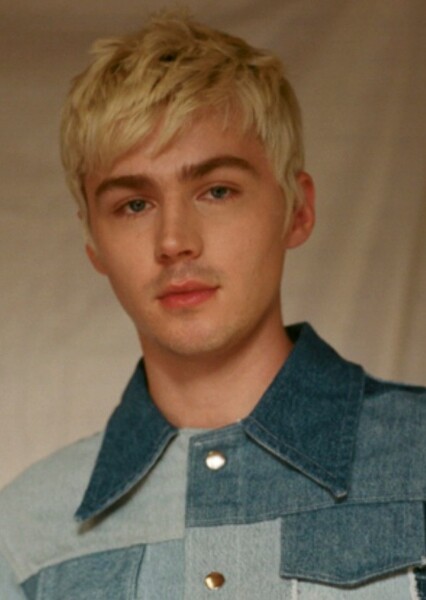 Miles Heizer photo