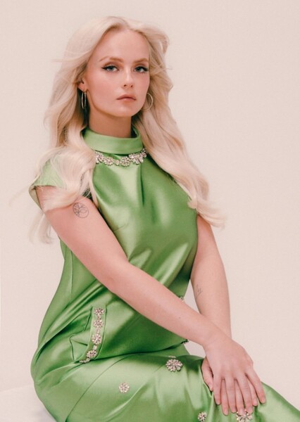 Millie Gibson photo