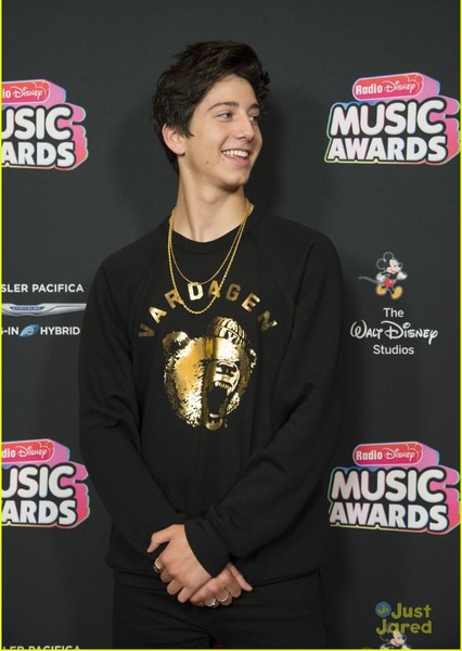 Milo Manheim photo