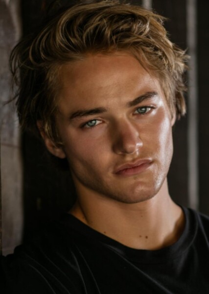 Mitchell Hoog