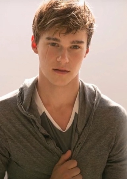 Mitchell Hope photo