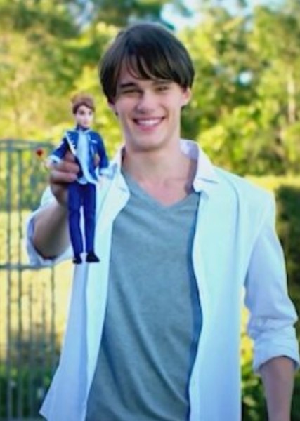 Mitchell Hope photo