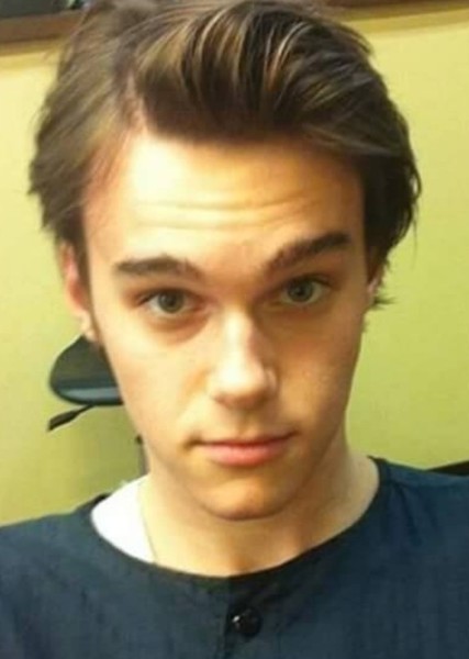 Mitchell Hope photo