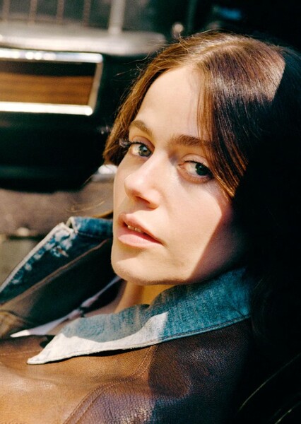 Molly Gordon photo
