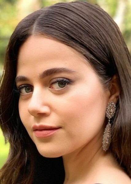 Molly Gordon photo