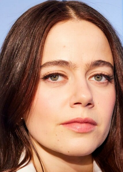 Molly Gordon photo