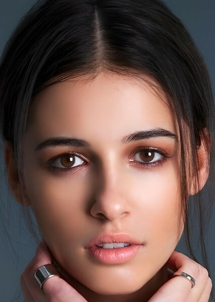 Naomi Scott photo