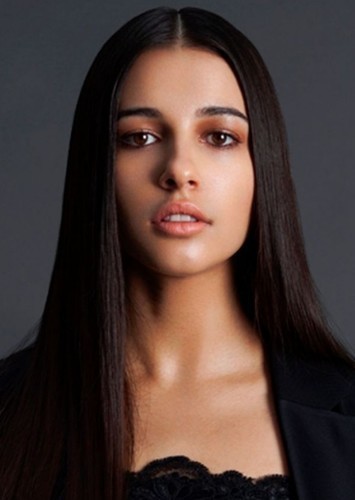 Naomi Scott photo