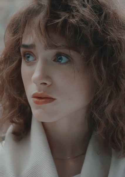 Natalia Dyer photo
