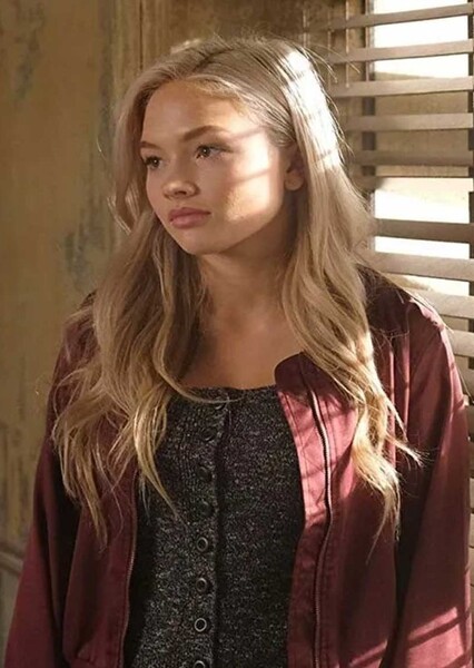 Natalie Alyn Lind photo