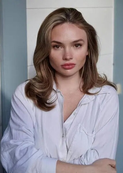 Natalie Alyn Lind photo