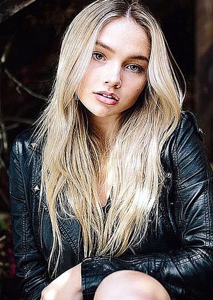 Natalie Alyn Lind photo