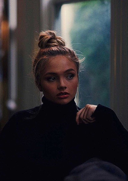 Natalie Alyn Lind photo