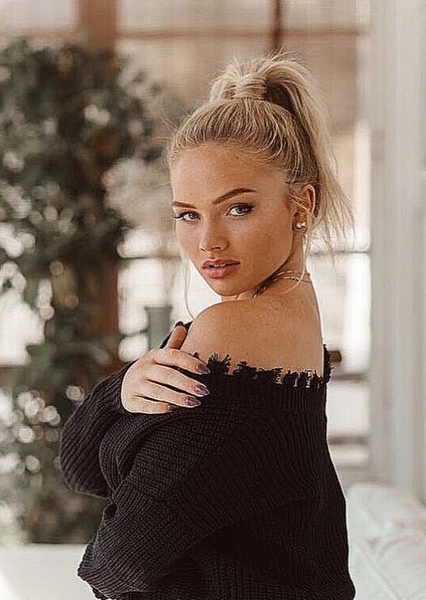 Natalie Alyn Lind photo
