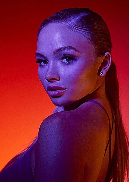 Natalie Alyn Lind photo