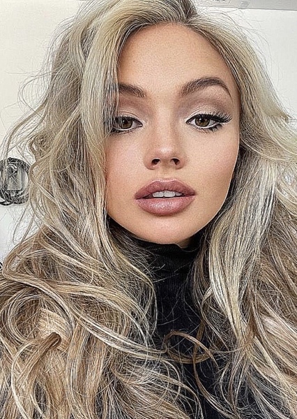 Natalie Alyn Lind photo