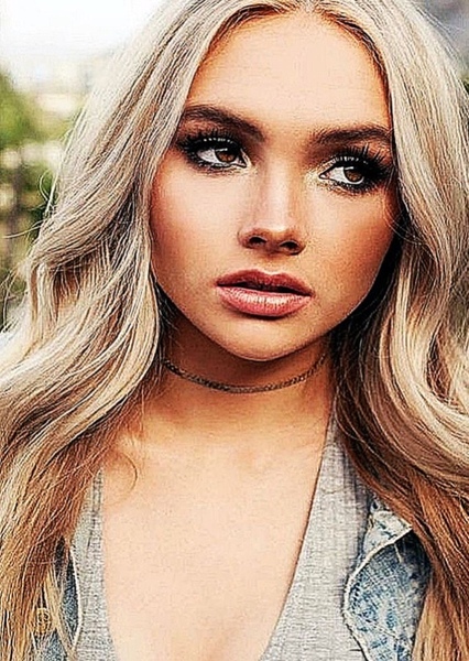 Natalie Alyn Lind photo