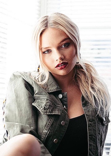 Natalie Alyn Lind photo
