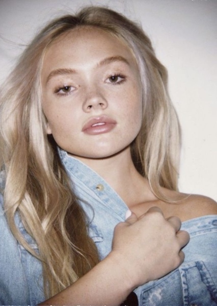 Natalie Alyn Lind photo