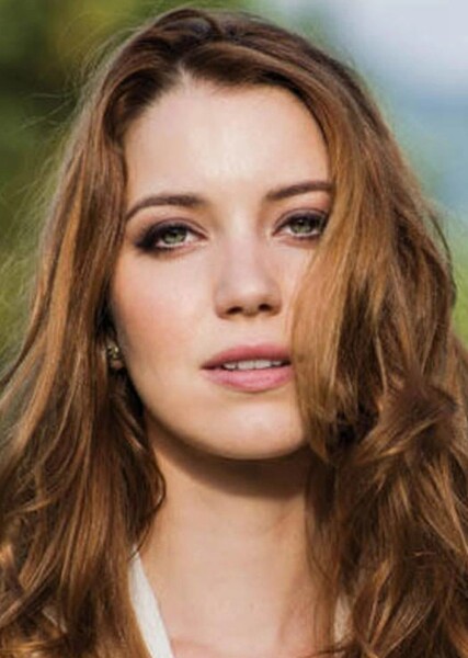 Nathalia Dill photo