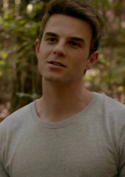 Nathaniel Buzolic photo