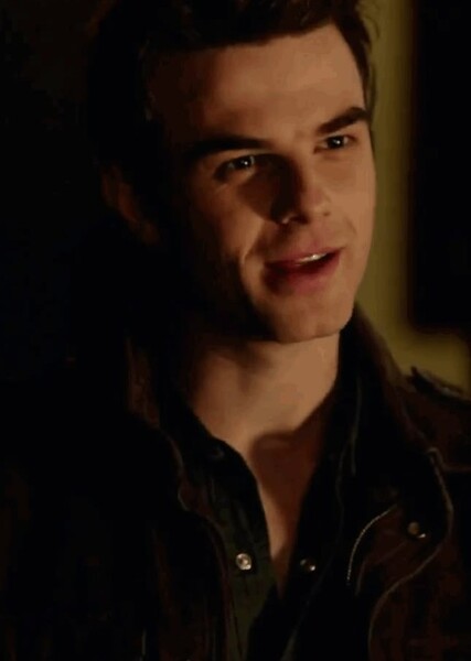 Nathaniel Buzolic photo