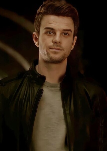 Nathaniel Buzolic photo