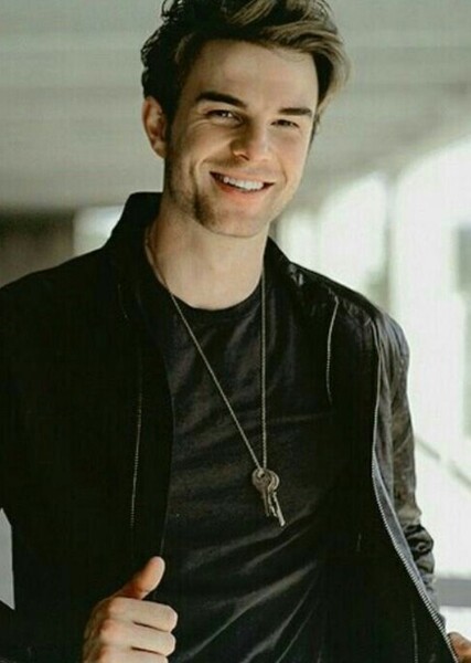 Nathaniel Buzolic photo