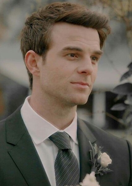 Nathaniel Buzolic photo
