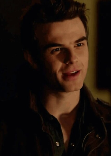 Nathaniel Buzolic photo
