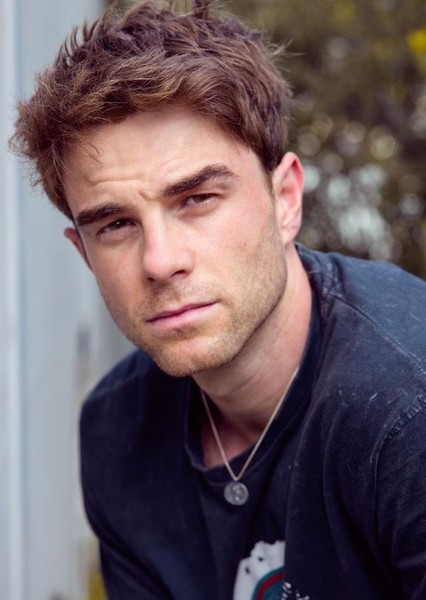 Nathaniel Buzolic photo
