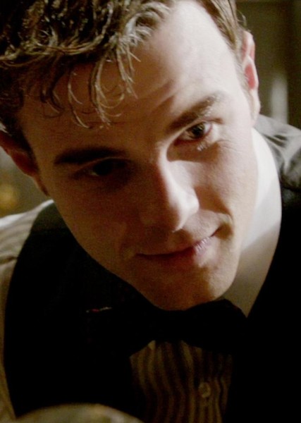 Nathaniel Buzolic photo