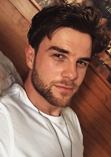 Nathaniel Buzolic photo
