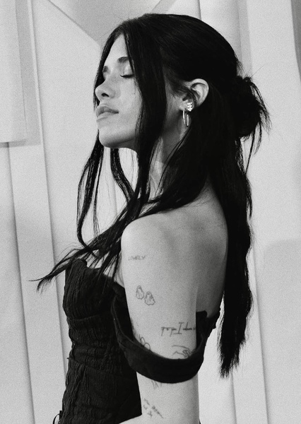 Nessa Barrett photo