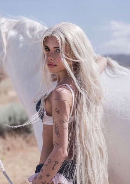 Nessa Barrett photo