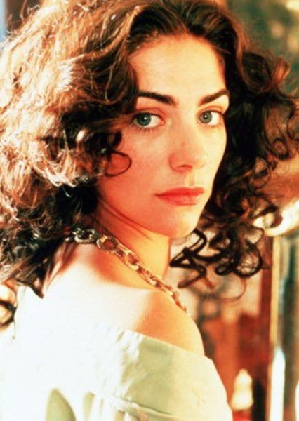Neve McIntosh photo