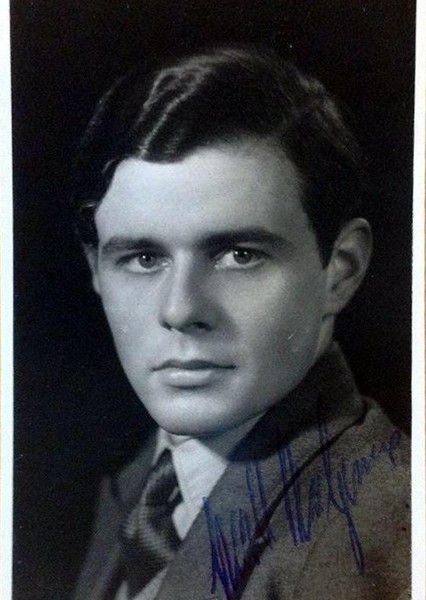 Niall MacGinnis photo