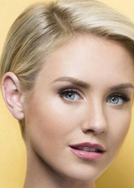 Nicky Whelan photo