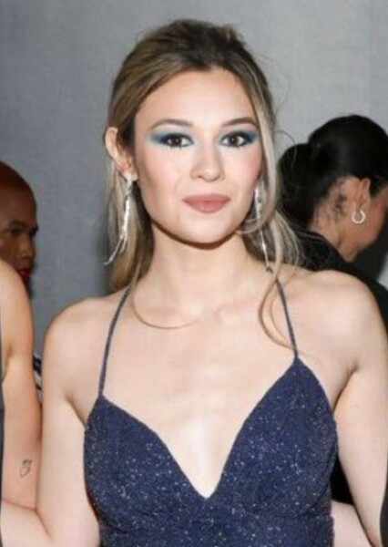 Nicole Maines photo