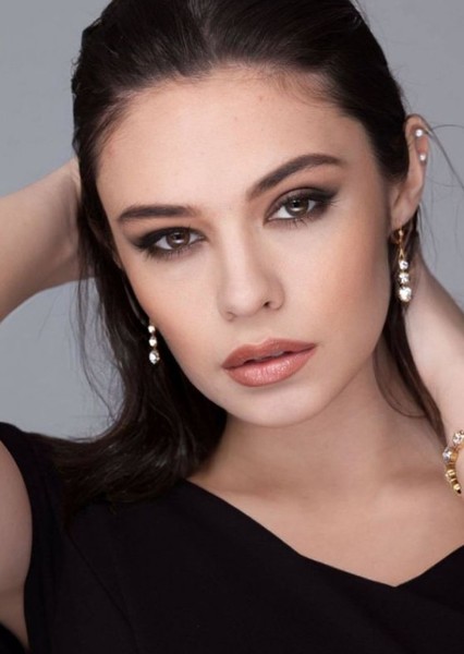 Nicole Maines photo