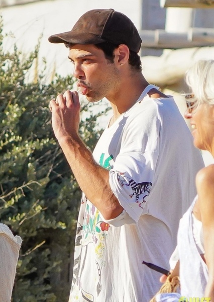 Noah Centineo photo