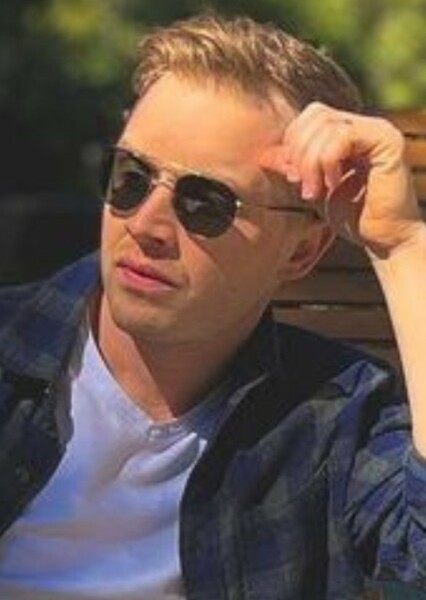 Noel Fisher photo